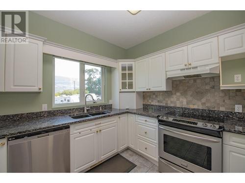 124 Sarsons Road Unit# 31, Vernon, BC - Indoor Photo Showing Kitchen With Double Sink With Upgraded Kitchen