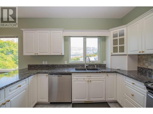 124 Sarsons Road Unit# 31, Vernon, BC - Indoor Photo Showing Kitchen With Double Sink With Upgraded Kitchen