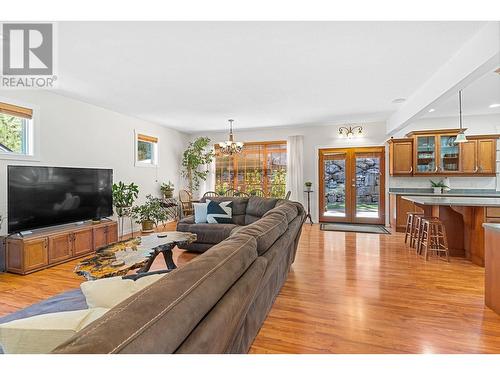 1041 Paret Crescent, Kelowna, BC - Indoor Photo Showing Living Room