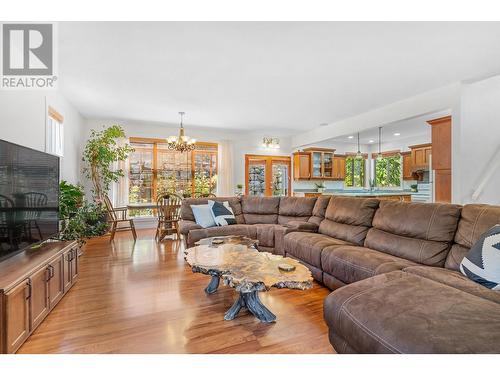 1041 Paret Crescent, Kelowna, BC - Indoor Photo Showing Living Room