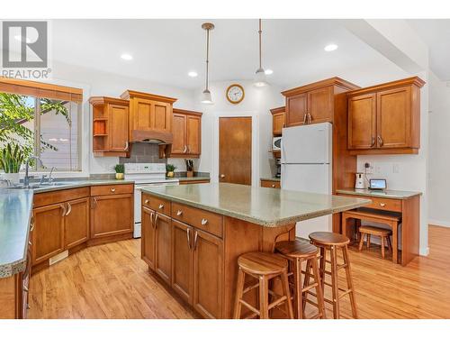 1041 Paret Crescent, Kelowna, BC - Indoor Photo Showing Kitchen