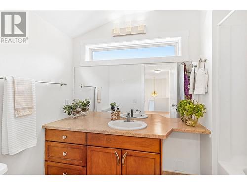 1041 Paret Crescent, Kelowna, BC - Indoor Photo Showing Bathroom