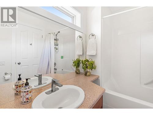 1041 Paret Crescent, Kelowna, BC - Indoor Photo Showing Bathroom