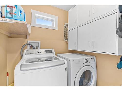 1041 Paret Crescent, Kelowna, BC - Indoor Photo Showing Laundry Room