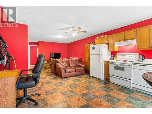 1041 Paret Crescent, Kelowna, BC - Indoor Photo Showing Kitchen