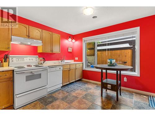 1041 Paret Crescent, Kelowna, BC - Indoor Photo Showing Kitchen