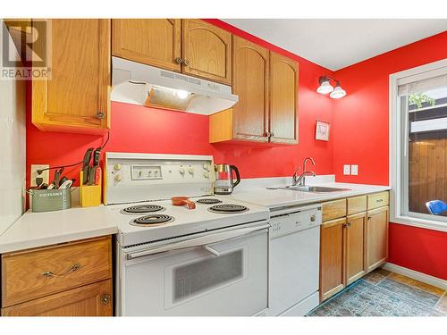 1041 Paret Crescent, Kelowna, BC - Indoor Photo Showing Kitchen