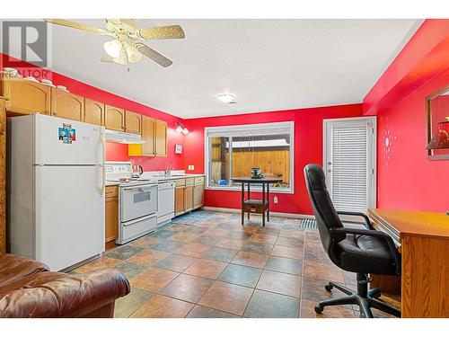 1041 Paret Crescent, Kelowna, BC - Indoor Photo Showing Kitchen