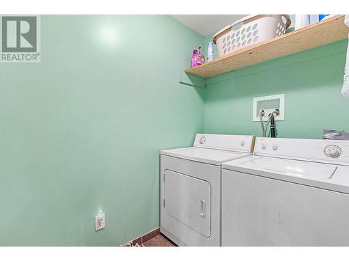 1041 Paret Crescent, Kelowna, BC - Indoor Photo Showing Laundry Room