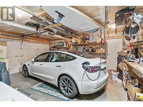 1041 Paret Crescent, Kelowna, BC - Indoor Photo Showing Garage