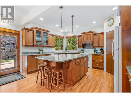 1041 Paret Crescent, Kelowna, BC - Indoor Photo Showing Kitchen