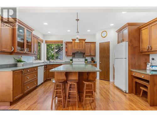 1041 Paret Crescent, Kelowna, BC - Indoor Photo Showing Kitchen