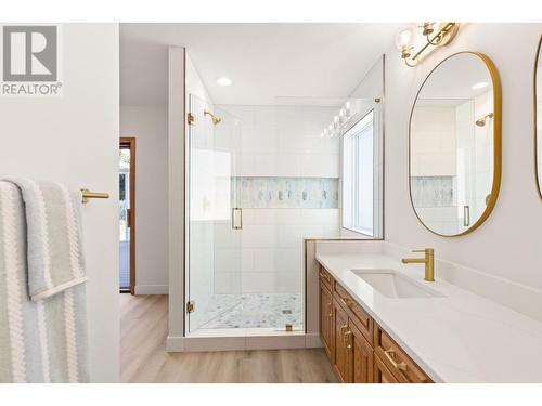 3898 Desert Pines Avenue, Peachland, BC - Indoor Photo Showing Bathroom