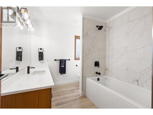 3898 Desert Pines Avenue, Peachland, BC - Indoor Photo Showing Bathroom