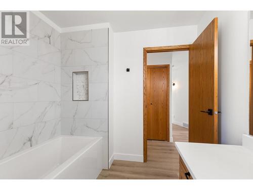 3898 Desert Pines Avenue, Peachland, BC - Indoor Photo Showing Bathroom