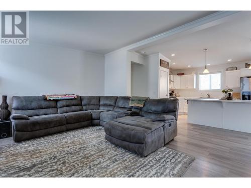 1835 Nancee Way Court Unit# 30, Kelowna, BC - Indoor Photo Showing Living Room