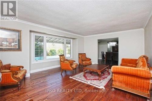 10414 Chinguacousy Road, Brampton, ON - Indoor Photo Showing Living Room