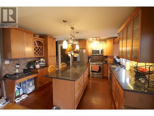 1516 114 Avenue, Dawson Creek, BC - Indoor Photo Showing Kitchen With Double Sink