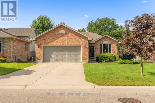 63 Parkview Drive, Strathroy-Caradoc (Ne), ON - Outdoor With Facade