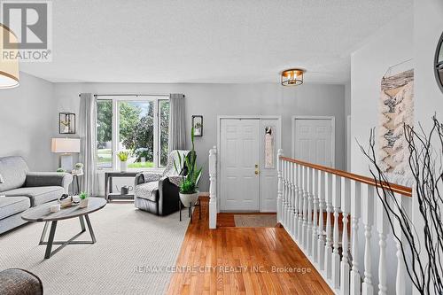 63 Parkview Drive, Strathroy-Caradoc (Ne), ON - Indoor Photo Showing Living Room