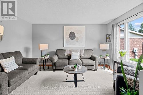 63 Parkview Drive, Strathroy-Caradoc (Ne), ON - Indoor Photo Showing Living Room