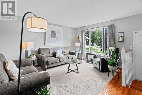 63 Parkview Drive, Strathroy-Caradoc (Ne), ON - Indoor Photo Showing Living Room