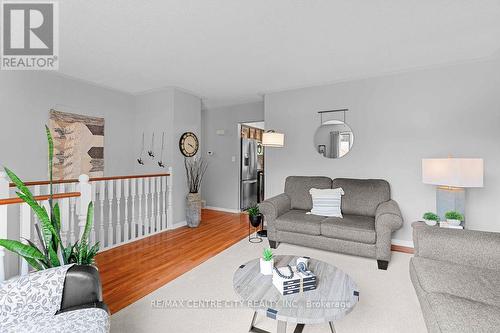 63 Parkview Drive, Strathroy-Caradoc (Ne), ON - Indoor Photo Showing Living Room