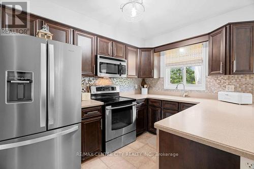 63 Parkview Drive, Strathroy-Caradoc (Ne), ON - Indoor Photo Showing Kitchen With Double Sink With Upgraded Kitchen