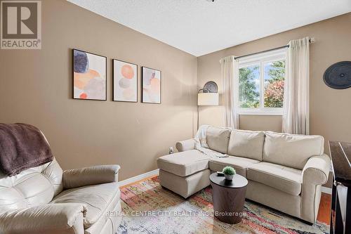 63 Parkview Drive, Strathroy-Caradoc (Ne), ON - Indoor Photo Showing Living Room