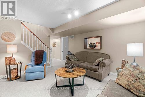 63 Parkview Drive, Strathroy-Caradoc (Ne), ON - Indoor Photo Showing Living Room