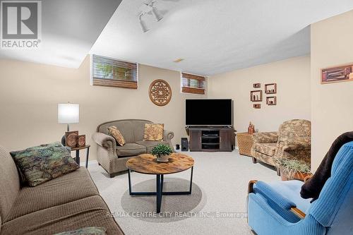 63 Parkview Drive, Strathroy-Caradoc (Ne), ON - Indoor Photo Showing Living Room