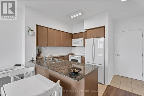 907 - 525 Wilson Avenue, Toronto (Clanton Park), ON - Indoor Photo Showing Kitchen With Double Sink