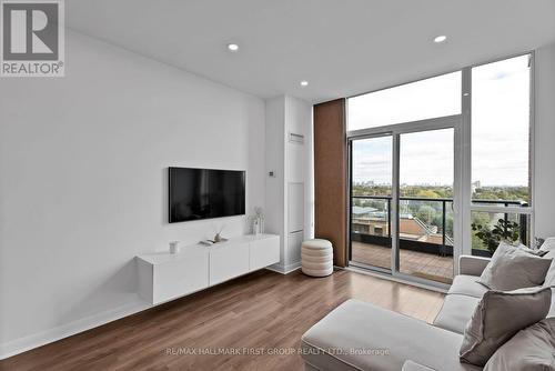 907 - 525 Wilson Avenue, Toronto (Clanton Park), ON - Indoor Photo Showing Living Room