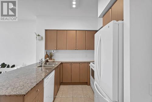 907 - 525 Wilson Avenue, Toronto (Clanton Park), ON - Indoor Photo Showing Kitchen With Double Sink