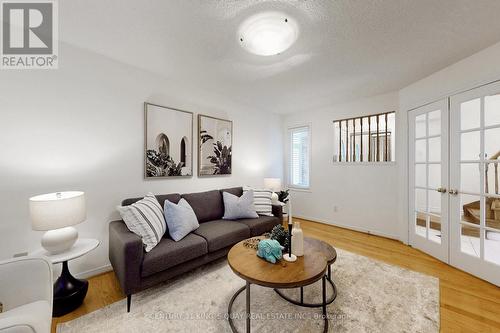 125 Wharton Square, Toronto (Milliken), ON - Indoor Photo Showing Living Room