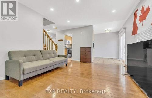 40 Sweetwood Circle, Brampton, ON - Indoor Photo Showing Living Room