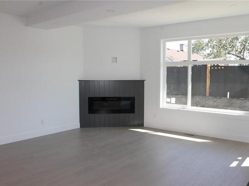 4367 Bains Mill Rd, Duncan, BC - Indoor Photo Showing Living Room With Fireplace