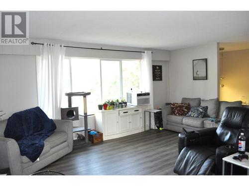 845 Cramond Road, Kamloops, BC - Indoor Photo Showing Living Room