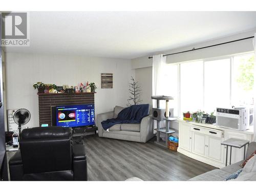 845 Cramond Road, Kamloops, BC - Indoor Photo Showing Living Room