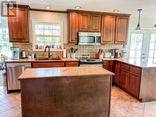 5284 Christian Valley Road, Westbridge, BC - Indoor Photo Showing Kitchen With Double Sink