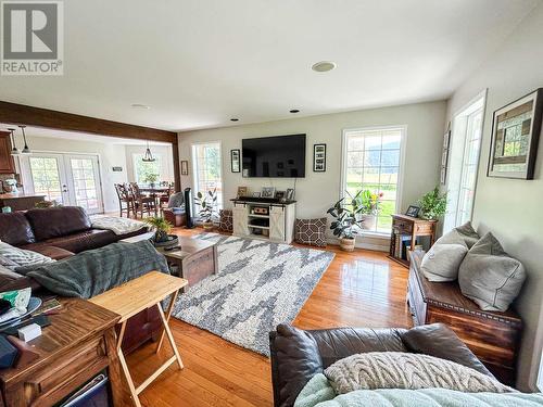 5284 Christian Valley Road, Westbridge, BC - Indoor Photo Showing Living Room