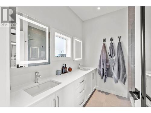 106 River Gate Drive, Kamloops, BC - Indoor Photo Showing Bathroom