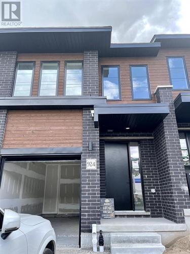 924 Robert Ferrie Drive, Kitchener, ON - Outdoor With Facade