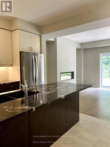 924 Robert Ferrie Drive, Kitchener, ON - Indoor Photo Showing Kitchen