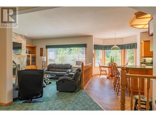 2718 Osachoff Road, South Slocan, BC - Indoor Photo Showing Living Room