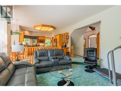 2718 Osachoff Road, South Slocan, BC - Indoor Photo Showing Living Room