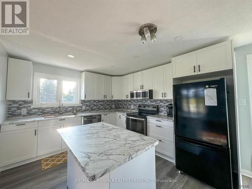 1 Bryant Street, Hearst, ON - Indoor Photo Showing Kitchen With Upgraded Kitchen