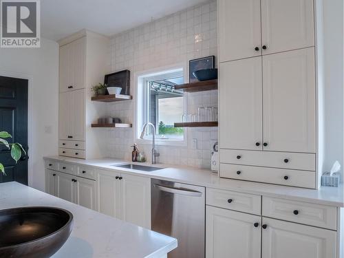 1008 90 Avenue, Dawson Creek, BC - Indoor Photo Showing Kitchen