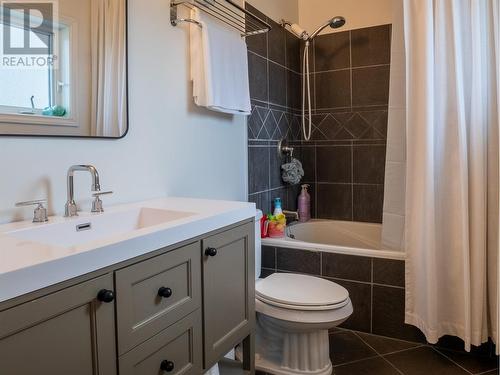 1008 90 Avenue, Dawson Creek, BC - Indoor Photo Showing Bathroom