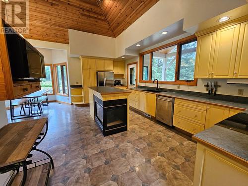 4850 East Arras Road, Dawson Creek, BC - Indoor Photo Showing Kitchen